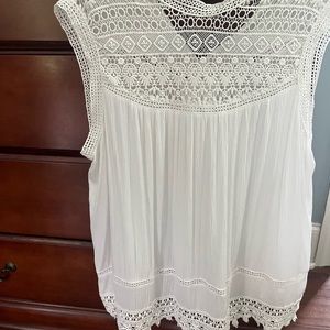 New Directions beautiful lace design sleeveless top. Like new. Size L.